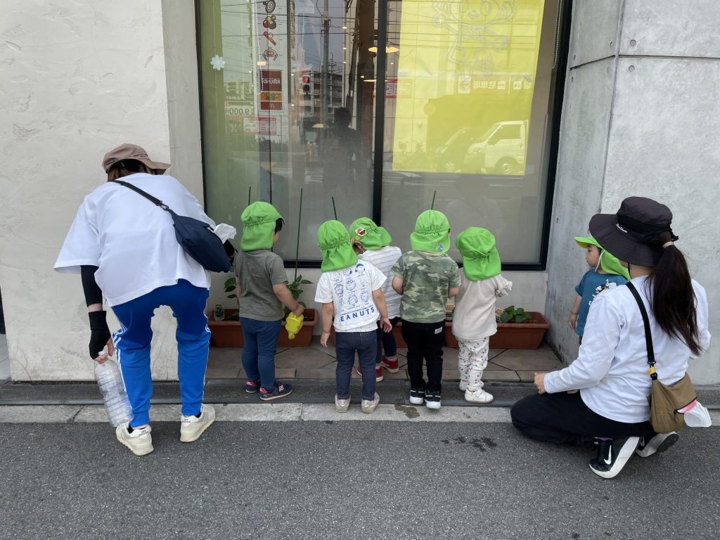 子ども達の水やりの様子